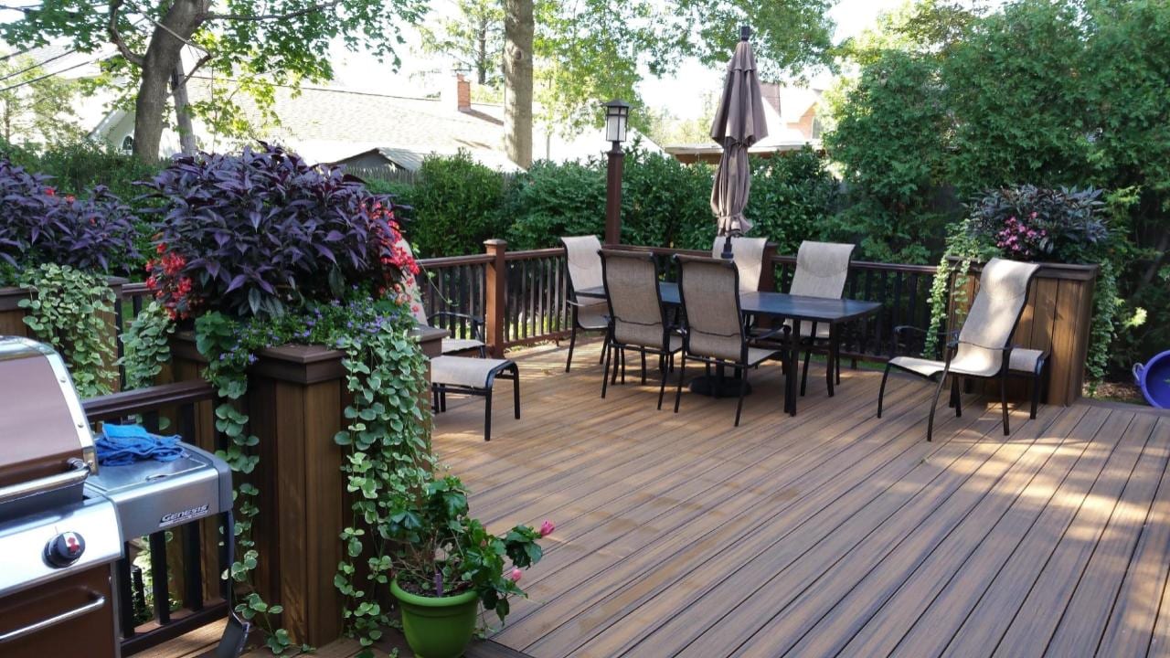 Low deck with a dining set and planters, built by Level Line in Massapequa